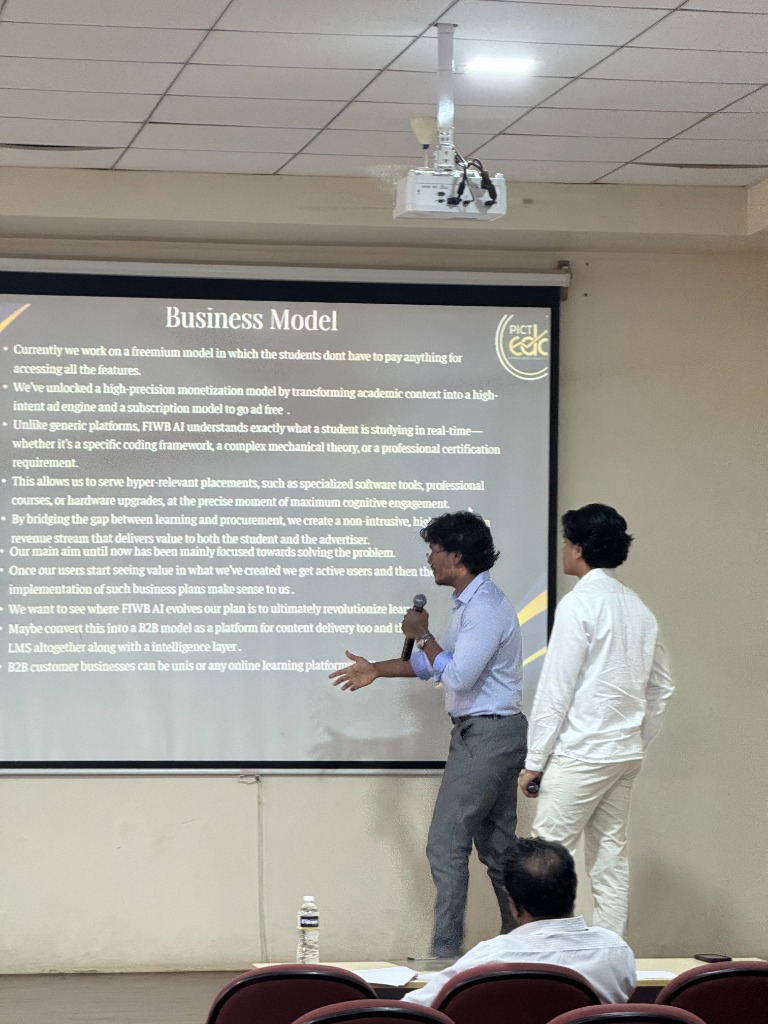 Team presenting their business model at the Magnate CaseCom